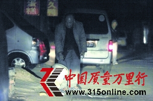 記者暗訪元宵生產黑作坊:色素拌香精包出芝麻餡