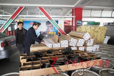 昨日,北京工商部門對銷售圣羅防爆車膜的北京月福汽車裝飾公司進行調(diào)查。新京報記者 周崗峰 攝 昨日,北京工商部門對銷售圣羅防爆車膜的北京月福汽車裝飾公司進行調(diào)查。新京報記者 周崗峰 攝