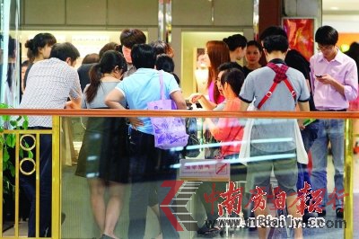 廣州又現“瘋狂搶金” 像買白菜一樣到店就開單