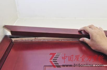 張先生家里的套裝實木門已經開裂。(圖片來源:華西都市報)