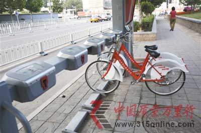 昨日,北京天壇東門附近的公共自行車租車點(diǎn),一些自行車還未歸還。公共自行車使用率和周轉(zhuǎn)率持續(xù)上升,工作日車輛周轉(zhuǎn)率已超2.5次。9月、10月,有些站的車輛周轉(zhuǎn)率一天超過10次。