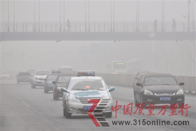 2013年1月14日,河北保定市東風(fēng)中路,車(chē)輛在霧霾中開(kāi)啟霧燈行駛。圖/東方IC